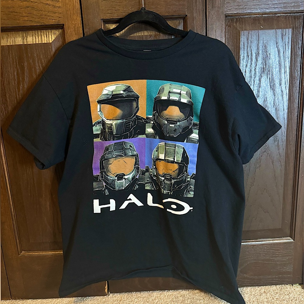 Halo T-Shirt 
4 Box Master Chief Helmet